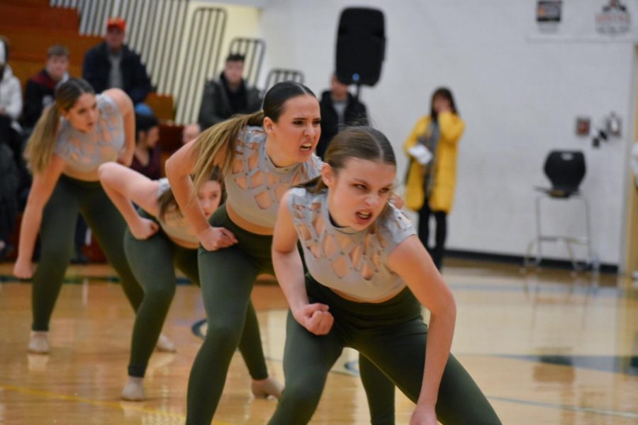 Seniors Paige Ekblad and Ana Macha, junior Isabella vonPieschel, and sophomore Elise Arriaga enter the ripple on their assigned counts. The Pomcats qualified for state with a 2nd place finish at sectionals.