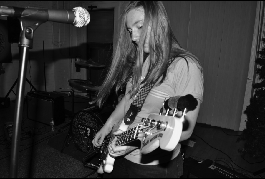 Hannah+Motl%2C+sophomore%2C+performs+with+her+band%2C+CherryHead%2C+in+Des+Plaines.