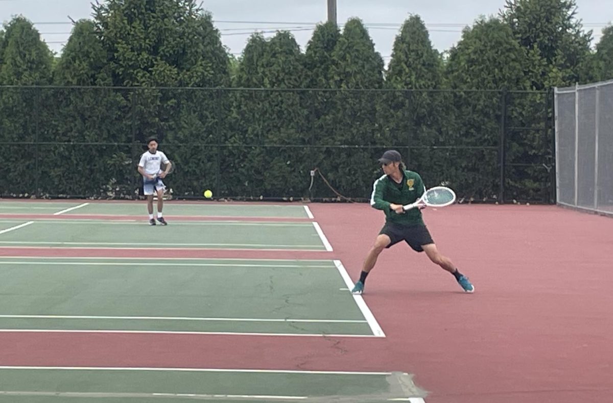 Senior Linus Yuan sets up for the forehand return during
a match, tracking when it crosses the court.